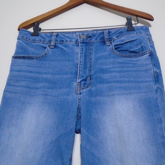 American Eagle Outfitters Denim - American Eagle Light Wash Hi-Rise Jegging 12 Short